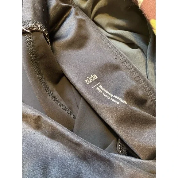 Zuda Women's Black Shiny Leggings with Cross Cross Detail Size‎ Medium - Picture 13 of 13